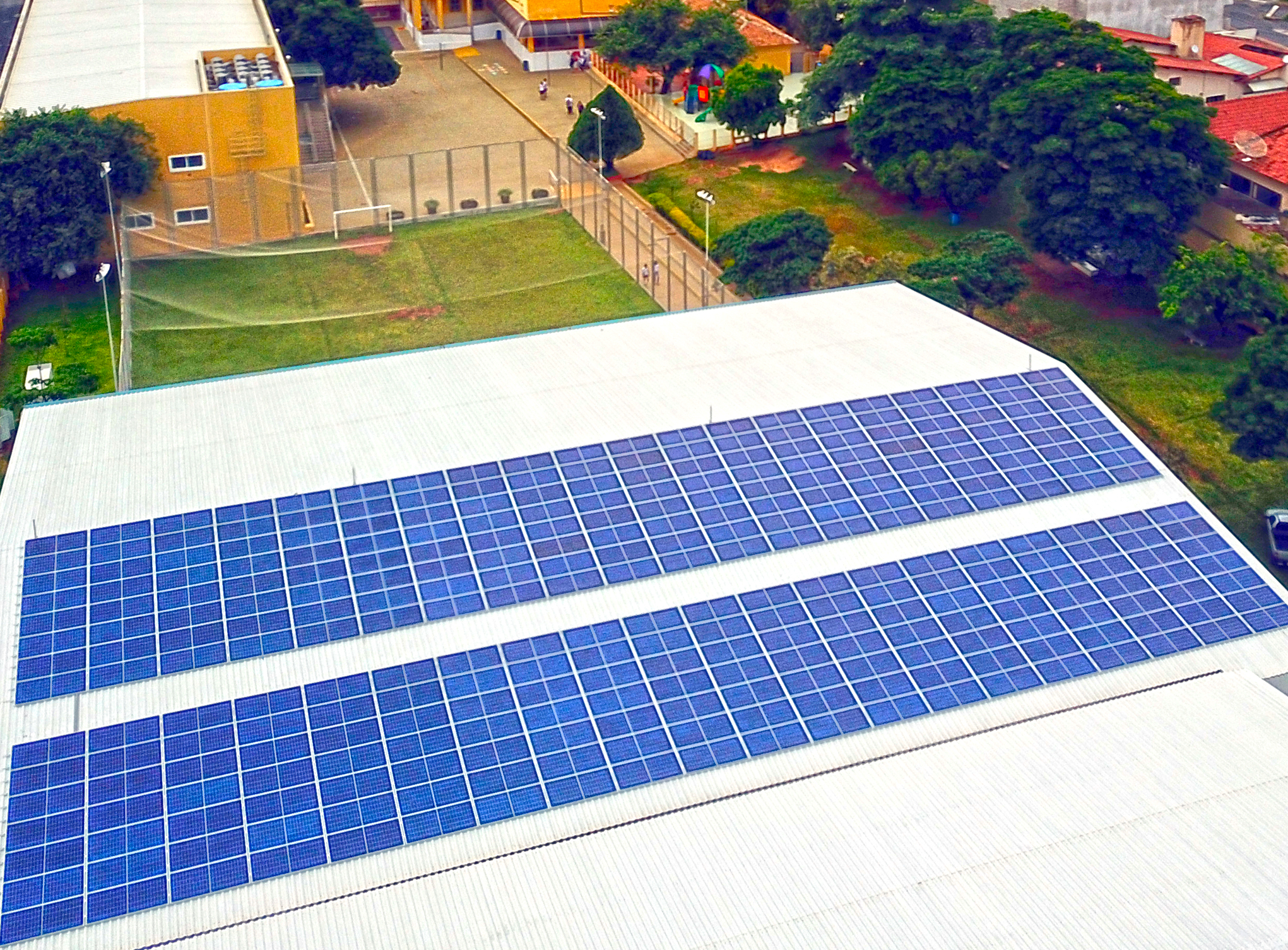 Painéis de energia solar no Colégio São Domingos em Araxá-MG