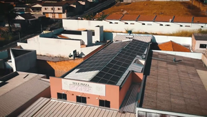 Painéis de energia solar na Pizzaria Vogner em Araxá-MG